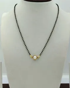Cadena de cuentas negras chapada en oro tradicional de 22 quilates con colgante floral de una sola perla, joyería de uso diario, mangalsutra india para mujer - Product Image 1