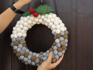 Corona de Pompones de Fieltro Blanco, Gris y Marrón para Decoración Navideña de Puertas - Product Image 4