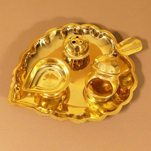 Ensemble de thali en laiton en forme de cœur pour la pooja, avec diya, support pour dhoop et porte-kumkum, pour la décoration de temple domestique - Product Image 1