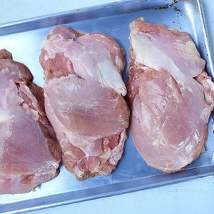 Cuisses de poulet surgelées de qualité supérieure sélectionnées, durée de conservation de 24 mois, pour acheteurs importateurs en gros, cartons IQF propres - Product Image 5