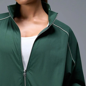 Ensemble de survêtement 2 pièces pour femme avec logo personnalisé, coupe-vent léger respirant et short, avec passepoil contrastant de qualité supérieure - Product Image 5