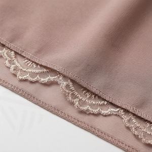 ผ้าคลุมฮิญาบชีฟองลูกไม้ยาวแบบใหม่สำหรับฤดูร้อน ประดับมุก สำหรับผู้หญิง เนื้อผ้านุ่ม ระบายอากาศได้ดี คุณภาพพรีเมียม สวยสง่า มีสไตล์ สีสันปรับแต่งได้ - Product Image 6