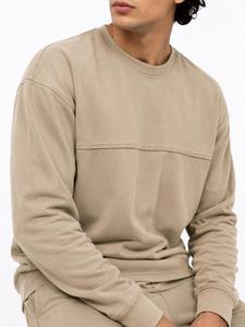 เสื้อสเวตเชิ้ตคอกลมสีเบจสำหรับผู้ชาย ทรงหลวม สีพื้น เรียบง่าย ถักทอ แขนยาว เหมาะสำหรับใส่ในฤดูหนาว ODM MOQ ต่ำ ผ้าฟลีซ ระบายอากาศได้ดี - Product Image 1