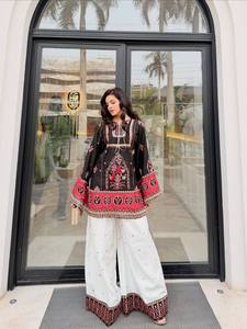 Ensemble en coton indien pakistanais brodé pour femmes, tunique verte et rouge, pantalon blanc, dupatta en filet, tenue de fête formelle, matériaux recyclés - Product Image 3