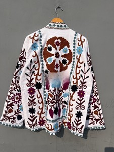 Veste en coton blanc artisanale de qualité supérieure, inspirée des broderies florales traditionnelles indiennes Suzani, manches longues, manteau long d'hiver - Product Image 2