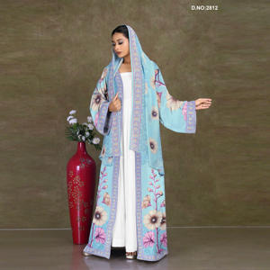 Abaya en mousseline imprimée florale à devant ouvert avec capuche et bordure brodée – Tenue longue et fluide pour un look élégant et modeste - Product Image 2