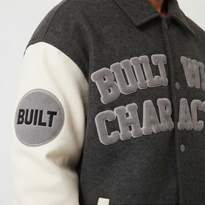 Veste longue d'hiver pour homme, style varsity, broderie chenille, col rond en laine, logo sur le devant - Product Image 3