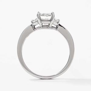Bague de fiançailles en or blanc 14 carats de qualité supérieure avec trois diamants de 3,80 carats taille émeraude F VS1 cultivés en laboratoire pour femmes - Product Image 4