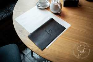 Porta Menús Delgado de Cuero Genuino Hecho a Mano de Lujo, Resistente al Agua, Ligero y Moderno para Cafetería, Marca LMC-0224, Venta al Por Mayor - Product Image 2