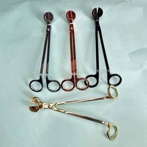 Recortador de Mechas de Velas Moderno y de Lujo, Accesorio de Alta Calidad en Acero Inoxidable para el Cuidado de Velas, con Corte Suave y Largo Alcance - Product Image 1