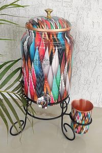 Distributeur d'eau à motif géométrique coloré avec couvercle en cuivre et tasse assortie sur support - Product Image 5