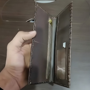 Cartera minimalista moderna de doble pliegue para hombre con acabado texturizado duradero y compartimentos interiores para tarjetas con detalles de lujo - Product Image 4