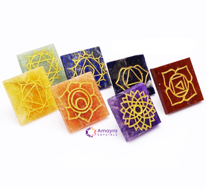 Ensemble de pyramides gravées avec symboles des 7 chakras AGATE, boîte en bois personnalisable, étanche, pierre naturelle, vente en gros, Amayra Crystals Exports - Product Image 1