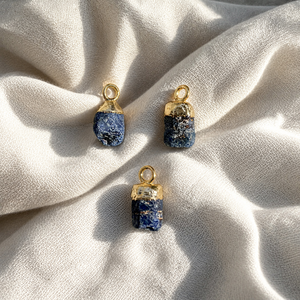 Colgante con Gema de Zafiro |   Cristal Azul Orgánico |   Componente Chapado en Oro - Product Image 1