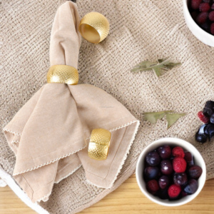 Vente en gros Nouveau fini doré Rond de serviette Meilleure vaisselle Vaisselle Porte-serviettes en métal massif Design royal Décoration d'intérieur - Product Image 3