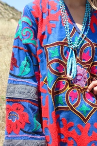 Glorious Tribal Folkie Bohème antique brodé à la main suzani tunique col en v manches cloche belle conception de lotus avant - Product Image 3