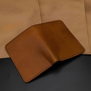 Portefeuilles verticaux en cuir marron pour hommes, avec fermeture éclair centrale, compartiments pour pièces de monnaie, compartiment pour billets, coutures simples et soignées, article professionnel, logo personnalisé - Product Image 4
