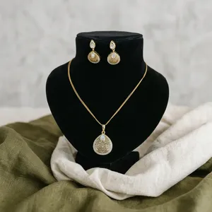 Ensemble élégant de collier et boucles d'oreilles en laiton plaqué or avec pendentif chaîne pour femme, orné de magnifiques moissanites, idéal pour les mariages - Product Image 1