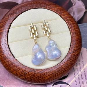 ต่างหูมุกน้ำจืดสไตล์อีดิสัน บาโรก แบบห้อย ดีไซน์หรูหรา ทำจากเงินแท้ โดดเด่นด้วยเอกลักษณ์เฉพาะตัว - Product Image 2