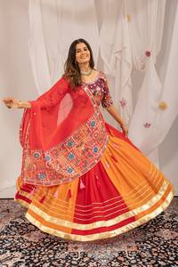 Tenue de soirée et de mariage de créateur en Faux Georgette avec strass thermocollés, dentelle fantaisie, Lehenga Choli longue, Dupatta imprimé, séchage rapide - Product Image 3