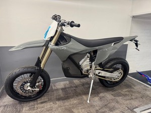 รถมอเตอร์ไซค์ Varg Sm Supermoto คุณภาพสูง รุ่นใหม่ล่าสุด 80 แรงม้า Alpha รับประกัน 1 ปี พร้อมจัดส่งวันนี้ - Product Image 2