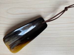 Chausse-pied artisanal traditionnel en corne, finition lisse, long, pour protéger le talon et faciliter le port des chaussures, confort optimal - Product Image 5