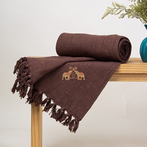 Manta de algodón tejida a mano tradicional elegante para invierno, manta de estilo liso para camas, sofás, picnics, relajación acogedora - Product Image 1