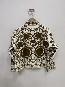 Veste courte matelassée blanche pour femme avec broderie florale marron foncé, 100 % coton, écologique - Product Image 6