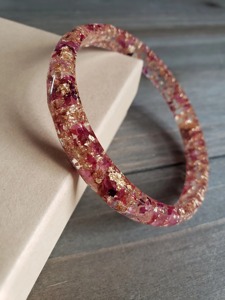 Brazalete de Resina Hecho a Mano con Diseño Floral Rosa y Dorado, Estilo Lujoso, Regalo Promocional Novedoso - Product Image 6