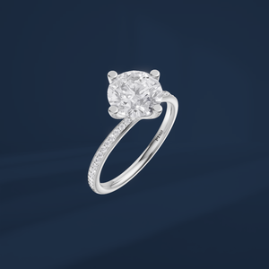 Anillo de Compromiso Clásico para Mujer en Platino PT950 con Diamante de Corte Brillante Redondo y Diamantes Laterales - Product Image 2