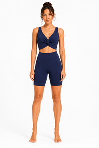 Ensemble de yoga torsadé pour femme avec short cycliste taille haute – Tenue de sport et fitness - Product Image 2