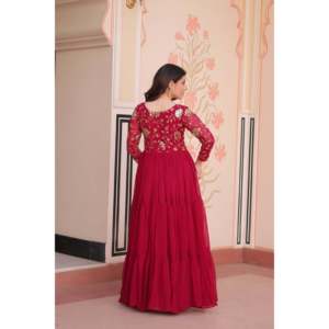 Robe de bal longue avec embellissements en cristaux, perles et plumes - Product Image 4