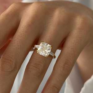 Bague à trois pierres en diamant de laboratoire taille coussin carré de 5 carats, en or jaune 14 carats, avec pierres taille coussin et baguette, certifiée IGI - Product Image 2