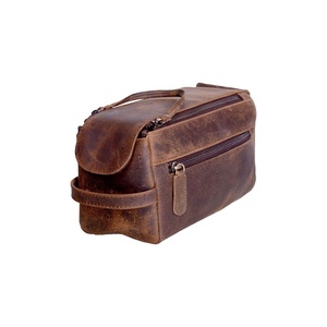 Neceser de Viaje Clásico de Cuero para Hombre, con Compartimentos Superiores e Inferiores con Cierre, Bolsillos y Asa de Transporte - Product Image 1