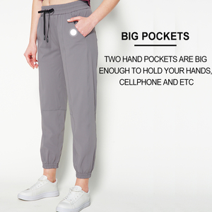 Pantalones deportivos grises para hombre con cintura elástica, cordón ajustable y bolsillos grandes, ligeros, transpirables y casuales. - Product Image 1