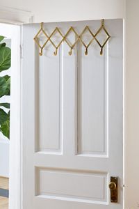 Colgador de puerta de hierro de diseño con forma única y aspecto elegante, adecuado para la colección de accesorios modernos para el hogar. - Product Image 4