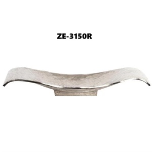 Bandeja Metálica de Diseño Artesanal con Patrón de Plantas, Borde Curvo, Acabado Pulido, Ecológica, Apta para Uso Doméstico, Lavavajillas y Microondas - Product Image 1