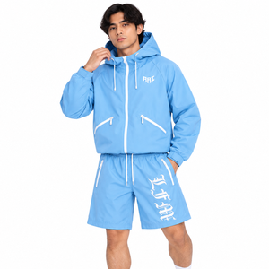 Ensemble short et veste coupe-vent à capuche bleu ciel pour homme, en nylon léger avec empiècements personnalisés, idéal pour l'été et le sport - Product Image 5