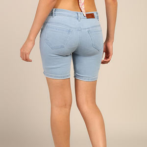 Shorts de mezclilla ajustados vintage para mujer al por mayor, personalizados, lavados, con efecto desgastado, de cintura media, con logo impreso, marca privada, OEM, casuales y sexys. - Product Image 3