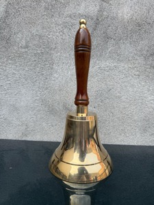 Campana de mano de latón de estilo moderno con mango de madera para entrenadores, profesores y guías de meditación, campana de mano de latón de tono claro, estilo indio - Product Image 6