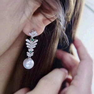 ต่างหูห้อยประดับมุกน้ำจืดทรงกลม S925 เงินแท้ คุณภาพสูง ขนาด 8.5-9 มม. ไร้ตำหนิ ดีไซน์ดอกไม้ - Product Image 4