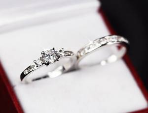 Bague solitaire en moissanite taille ronde sertie d'un demi-bague éternité en argent 925 original, bijou de fête raffiné et surprise - Product Image 4