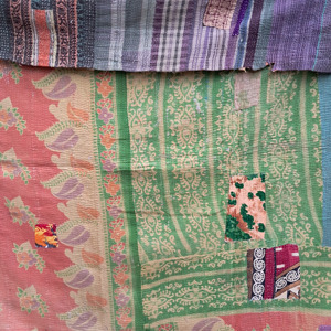 ผ้าคลุมเตียงหรูหราสไตล์วินเทจ Kantha พร้อมงานปักมือและดีไซน์งานปะติดปะต่อ ใช้สำหรับเครื่องนอนและเสื้อผ้า ออกแบบใหม่ด้วยผ้าควิลท์ - Product Image 2