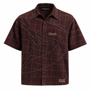 เสื้อเชิ้ตสตรีทแวร์ทรงโอเวอร์ไซส์ แขนสั้น ลายตารางสีแดงเลือดหมู แต่งกระดุมและกราฟิกตราสัญลักษณ์ สไตล์ Y2K ทรงบ็อกซี่ - Product Image 3