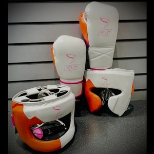 ชุดอุปกรณ์ฝึกซ้อมมวย MMA แบบกำหนดเอง OEM ขายดี ยี่ห้อ FLY หนังวัวแท้สีขาวทอง พร้อมถุงมือแบบผูกเชือก ที่จับมือ และอุปกรณ์ป้องกันศีรษะ - Product Image 4