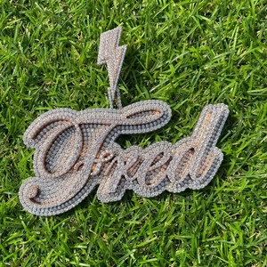 จี้ชื่อแบบกำหนดเองประดับเพชรโมอิสซาไนต์ทรงบริลเลียนต์สำหรับผู้ชาย เงินแท้ 925 ชุบทอง เครื่องประดับฮิปฮอปแบบ Iced พร้อมใบรับรอง IGI - Product Image 6