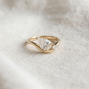 Bague solitaire classique en or 18 carats avec diamant de laboratoire taille poire certifié IGI, bande torsadée, bijoux de fiançailles et de mariage, 3,3g - Product Image 2