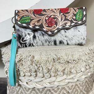 Cartera de Cuero Vacuno con Diseño Floral, Hecha a Mano, con Correa de Muñeca Extraíble, Perfecta para Uso Diario - Product Image 1