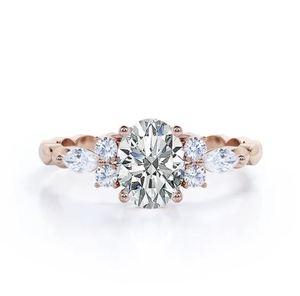 Exquisito Anillo de Compromiso con Siete Piedras de Moissanita Ovalada de 1.1 Quilates, con Corte Festoneado, en Plata de Ley con Engaste de Puntas en Oro Rosa, Estilo Vintage - Product Image 2