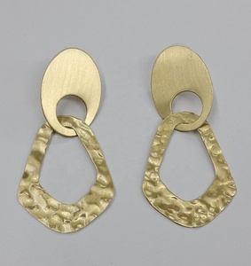 ต่างหูแฟชั่นผู้หญิง โลหะผสมทองเหลือง สไตล์คลาสสิกและชาติพันธุ์ ต่างหูแบบห้อย สำหรับเป็นของขวัญและใส่ไปงานปาร์ตี้ รุ่น GC-ER-389 - Product Image 1